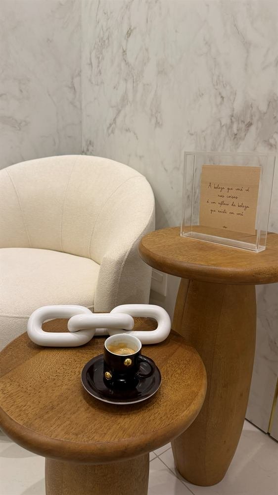 Poltrona da sala de espera com mesa de apoio e café