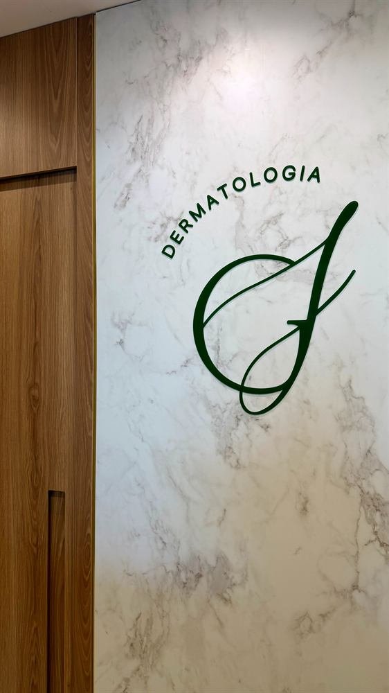 Parede com o logotipo da Dra. Giovana Jordão