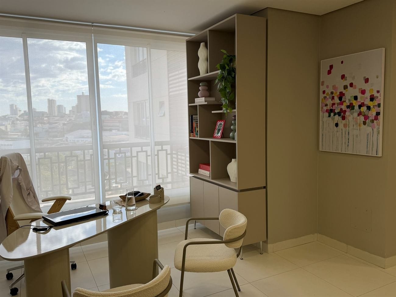 Sala de atendimento com janela ampla e luz natural
